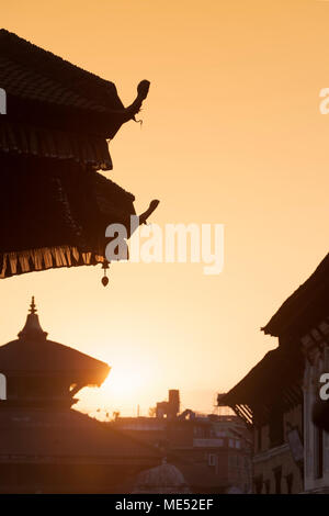 Coucher du soleil à Durbar Square avec silhouette de temples, Bhaktapur, Népal Banque D'Images