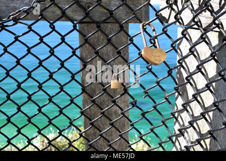 Symbole de cadenas d'amour sur mesh Banque D'Images