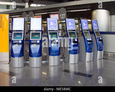Moscou, Russie - 18 mai 2013 : Étagères pour self-check-in pour les vols, l'aéroport de Vnoukovo, Moscou Banque D'Images