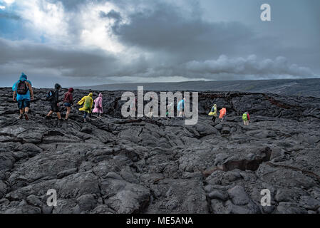 Les touristes de la randonnée pour voir la coulée de lave de Kalapana sur l'île de Hawaii Banque D'Images