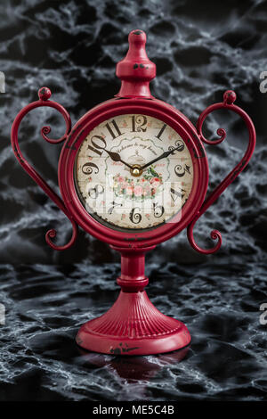 Rouge décoration vintage réveil avec socle en fonte Banque D'Images