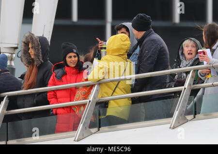 Une équipe de la BBC prend une équipe de l'ITV dans l'allégement Sport Boat Race à Salford Quays dispose d''atmosphère où : Manchester, Royaume-Uni Quand : 21 Mar 2018 Crédit : John Rainford/WENN.com Banque D'Images