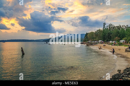 Coucher de soleil plage vue panoramique à Chidiya Tapu, Port Blair, Andaman en Inde avec moody sky. Banque D'Images