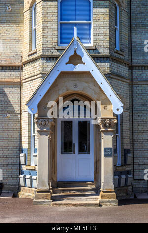 La porte d'entrée du prieuré, l'ancien port fluvial, du centre-ville sur la grande rivière Ouse , Cambridgeshire, Angleterre, RU, FR Banque D'Images