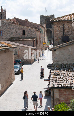 Monteriggioni en Toscane, Italie. Ville historique fortifiée qui est très populaire auprès des touristes. Situé sur une colline et composé de restaurants et d'églises. Banque D'Images