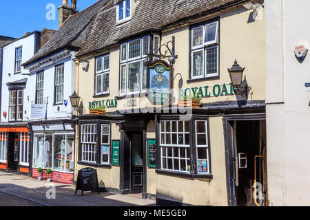 Le pub Royal Oak, l'ancien port fluvial, du centre-ville sur la grande rivière Ouse , Cambridgeshire, Angleterre, RU, FR Banque D'Images