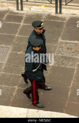 Rome, Italie - 22 Février 2015 : dans une rue à côté du Colisée à pied deux agents de police en patrouille. Banque D'Images