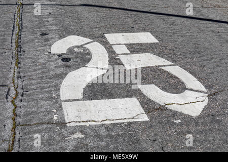 '25' mph vitesse limite signe sur l'asphalte Banque D'Images