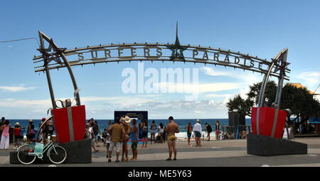 Surfers Paradise, Australia-Dec 27, 2017 : panneau d'entrée à Surfers Paradise sur Cavill Avenue, Gold Coast's entertainment et tourisme centre avec beac Banque D'Images