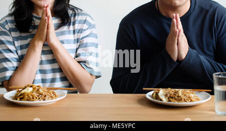 Asian couple sur le point de manger des nouilles Banque D'Images