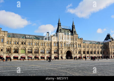 Moscou, Russie - le 17 mars 2018. Vue extérieure de du grand magasin GUM sur la Place Rouge à Moscou, avec les gens. Banque D'Images