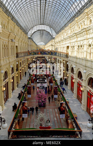 Moscou, Russie - le 17 mars 2018. Vue de l'intérieur du grand magasin GUM sur la Place Rouge à Moscou, avec les gens. Banque D'Images