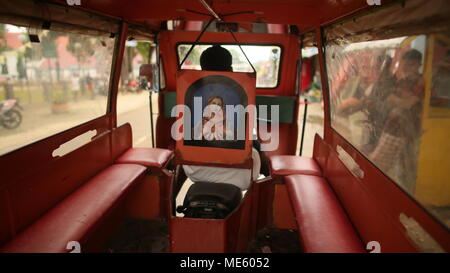 Manille, Philippines - Le 5 janvier 2018 : l'intérieur de la voiture est un Jeepney taxi sur le Philippine Banque D'Images