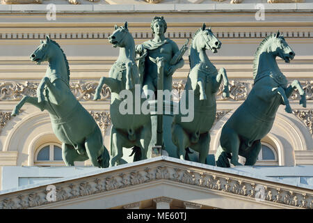 Moscou, Russie - le 20 mars 2018. Quadrige de quatre chevaux transportant un char sculpté par Peter Clodt von Jurgensburg, au-dessus d'un portique de la ème Bolchoï Banque D'Images