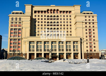 Moscou, Russie - le 20 mars 2018. Vue extérieure de l'hôtel Four Seasons sur Okhotniy Ryad street à Moscou, en hiver. Banque D'Images