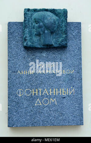 Saint-pétersbourg, Russie - le 25 mars 2018. Plaque commémorative sur la fontaine maison où vécut le poète russe Anna Akhmatova à Saint-Pétersbourg, maintenant un logement Banque D'Images