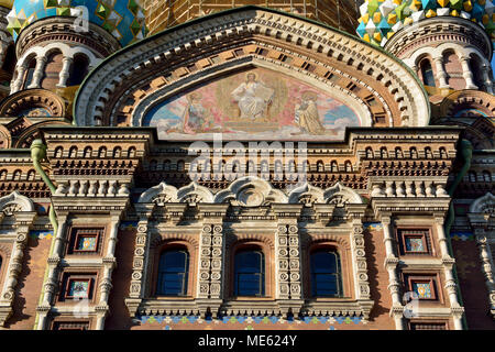 Saint-pétersbourg, Russie - le 26 mars 2018. Détails de design extérieur de l'Église sur le Sang Versé à St Petersbourg, de mosaïques, de dômes, d'un windows Banque D'Images