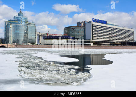 Saint-pétersbourg, Russie - le 27 mars 2018. Avis de remblai de Bolshaïa Pirogovskaïa Nevka river à Saint-Pétersbourg, commercial et résidentiel avec buil Banque D'Images