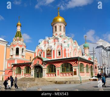 Moscou, Russie - le 17 mars 2018. Vue extérieure de la Cathédrale de Kazan à Moscou, avec les personnes et les bâtiments alentour. Banque D'Images