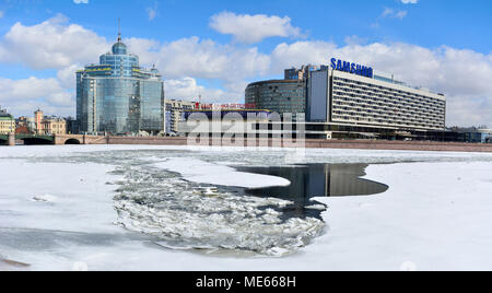 Saint-pétersbourg, Russie - le 27 mars 2018. Avis de remblai de Bolshaïa Pirogovskaïa Nevka river à Saint-Pétersbourg, commercial et résidentiel avec buil Banque D'Images