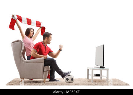 Soccer fans euphoriques regarder le football à la télévision isolé sur fond blanc Banque D'Images