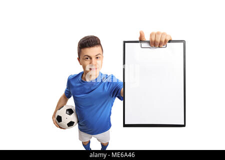 Teenage soccer player montrant un presse-papiers isolé sur fond blanc Banque D'Images