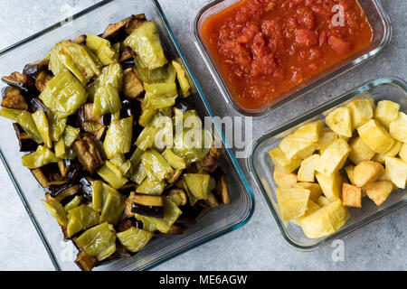 La nourriture turque Kizartma / Fried Aubergine ou les tranches d'aubergine avec de la sauce salsa de tomate et le Cube de pommes de terre. La nourriture traditionnelle. Banque D'Images