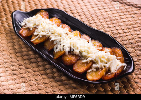 Plantain frit avec du fromage en haut à rayures, l'alimentation d'Amérique du Sud Banque D'Images