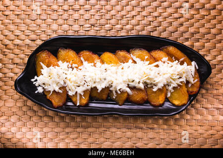 Plantain frit avec du fromage en haut à rayures, l'alimentation d'Amérique du Sud Banque D'Images