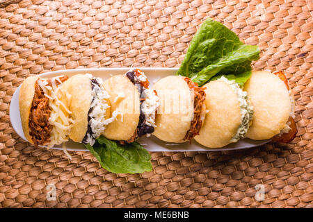 Différents types d'arepas, la viande, les haricots noirs, le fromage, le plantain frit, typique de l'alimentation d'Amérique du Sud Banque D'Images