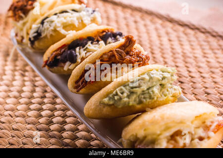 Différents types d'arepas, la viande, les haricots noirs, le fromage, le plantain frit, typique de l'alimentation d'Amérique du Sud Banque D'Images