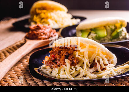 Différents types d'arepas, la viande, les haricots noirs, fromage, typique de l'alimentation d'Amérique du Sud Banque D'Images