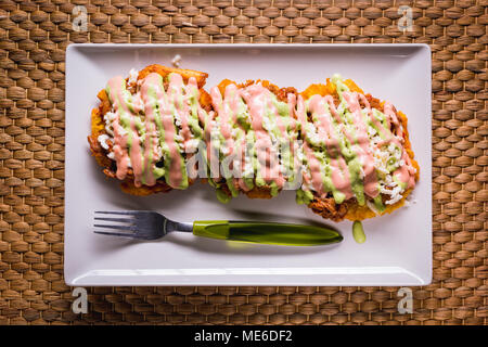 Plantain frit avec de la salade et les sauces Banque D'Images