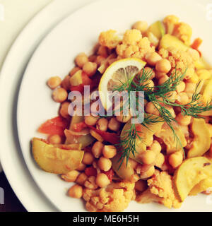 Ragoût de légumes avec les pois chiches, le chou-fleur et les choux. L'alimentation biologique. Plat végétalien. Une cuisine européenne. Déjeuner végétarien. Tonique photo. Close up. Vue d'en haut Banque D'Images