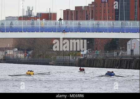 Une équipe de la BBC prend une équipe de l'ITV dans l'allégement Sport Boat Race à Salford Quays dispose d''atmosphère où : Manchester, Royaume-Uni Quand : 21 Mar 2018 Crédit : John Rainford/WENN.com Banque D'Images