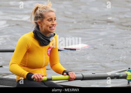 Une équipe de la BBC prend une équipe de l'ITV dans l'allégement Sport Boat Race à Salford Quays comprend : Ferne McCann Où : Manchester, Royaume-Uni Quand : 21 Mar 2018 Crédit : John Rainford/WENN.com Banque D'Images