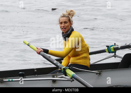 Une équipe de la BBC prend une équipe de l'ITV dans l'allégement Sport Boat Race à Salford Quays comprend : Ferne McCann Où : Manchester, Royaume-Uni Quand : 21 Mar 2018 Crédit : John Rainford/WENN.com Banque D'Images