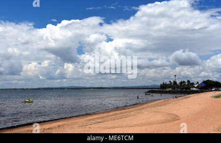 Avis de Pelican park et la baie de Moreton de Bells Beach sur une journée ensoleillée. Brisbane dans l'arrière-plan avec de gros nuages sur le ciel. Banque D'Images