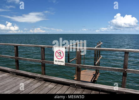 Woody Point, Australie - Dec 28, 2017. Un panneau indique 'PAS DE PLONGÉE' de Woody Point jetée dans la baie de Moreton. Banque D'Images