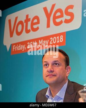 Taoiseach Leo Varadkar lors d'un événement organisé par les membres du Fine Gael en appuyant sur pour un oui au référendum à venir sur le Huitième amendement, à la Smock Alley Theatre à Dublin. Banque D'Images