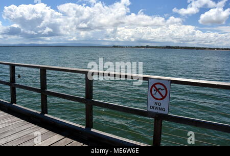 Woody Point, Australie - Dec 28, 2017. Un panneau indique 'PAS DE PLONGÉE' de Woody Point jetée dans la baie de Moreton. Banque D'Images