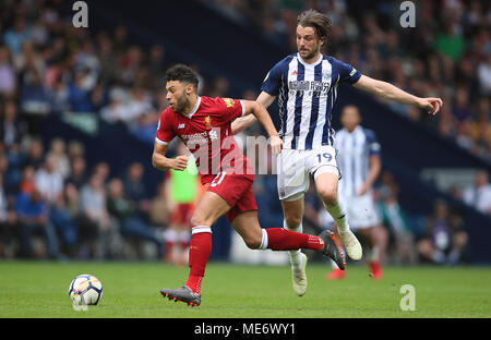 Alex Oxlade-Chamberlain de Liverpool (à gauche) et West Bromwich Albion's Jay Rodriguez bataille pour la balle au cours de la Premier League match à The Hawthorns, West Bromwich. Banque D'Images