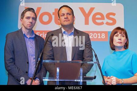 (De gauche à droite), Ministre de la santé Simon Harris, Taoiseach Leo Varadkar Fine Gael et coordonnateur de la campagne Ministre Josepha Madigan lors d'un événement organisé par les membres du Fine Gael en appuyant sur pour un oui au référendum à venir sur le Huitième amendement, à la Smock Alley Theatre à Dublin. Banque D'Images