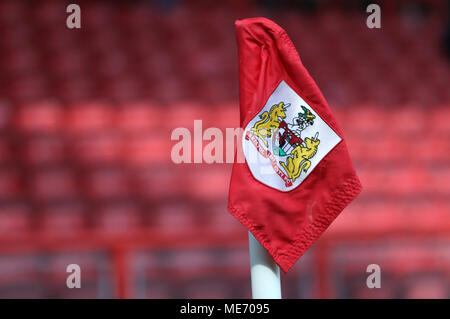 Vue d'un poteau de coin avec le Bristol City Club badge et emblème sur avant le match de championnat à Sky Bet Ashton Gate, Bristol. Banque D'Images