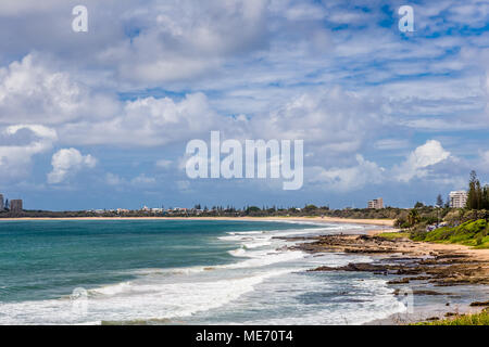 Le long de la plage de Mooloolaba, montrant la courbe de la baie, sous un ciel nuageux. Le 17 mars. 2016. Banque D'Images