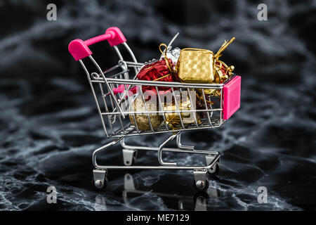 Les cartes d'achats miniatures sur fond de marbre noir Banque D'Images