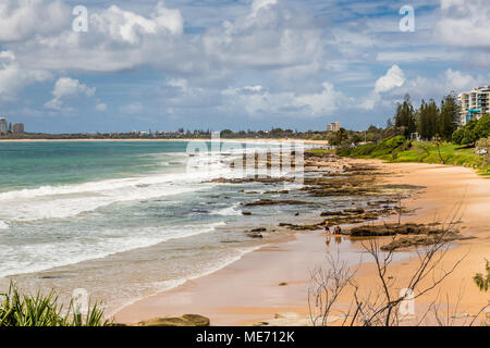 Le long de la plage de Mooloolaba, montrant la courbe de la baie, sous un ciel nuageux. Le 17 mars. 2016. Banque D'Images