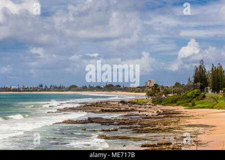 Le long de la plage de Mooloolaba, montrant la courbe de la baie, sous un ciel nuageux. Le 17 mars. 2016. Banque D'Images