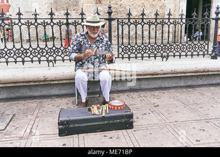 L'artiste est l'homme jouant le violon comme vu en face de la cathédrale, dans le centre-ville de Merida, Yucatan, Mexique Banque D'Images