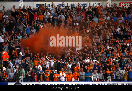 Wolverhampton Wanderers fans célèbrent leur premier but lors du match de championnat à Sky Bet le Macron Stadium, Bolton. Banque D'Images